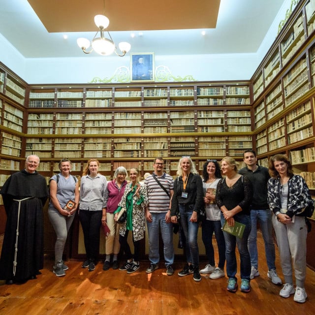 &lt;p&gt;Knjižnica sv. Frane čuva brojne vrijedne inkunabule i Šibensku molitvu, jedan od najstarijih hrvatskih tekstova napisan latinicom&lt;/p&gt;