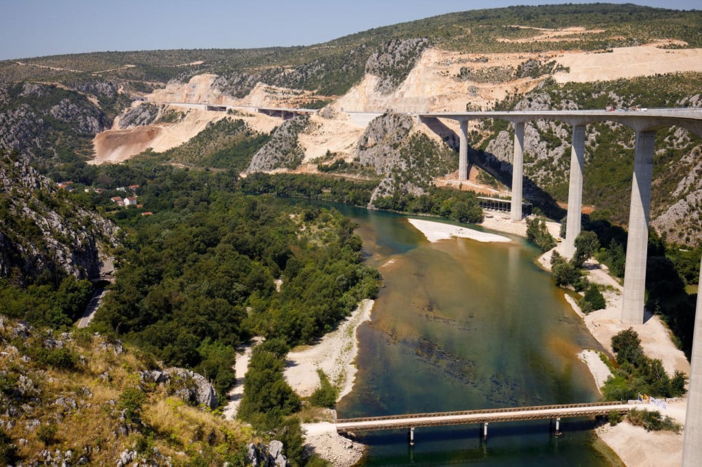 &lt;p&gt;Rijeka Neretva postaje tamni potok&lt;/p&gt;