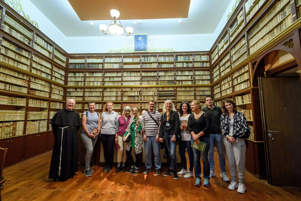 &lt;p&gt;Knjižnica sv. Frane čuva brojne vrijedne inkunabule i Šibensku molitvu, jedan od najstarijih hrvatskih tekstova napisan latinicom&lt;/p&gt;