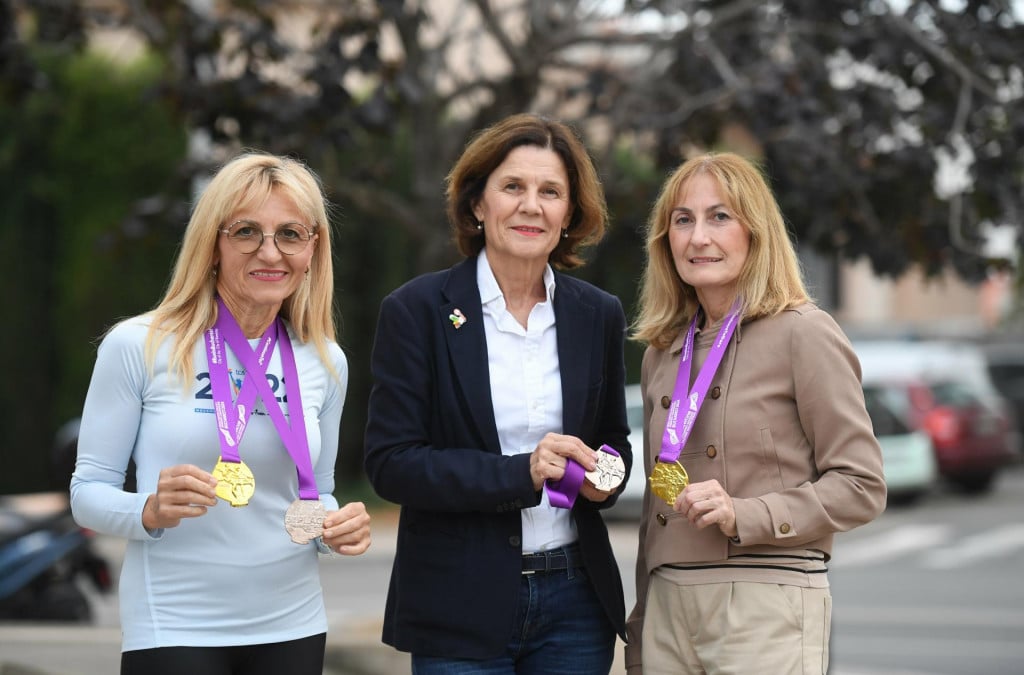 &lt;p&gt;specijal sd&lt;br&gt;
Zadar, 241024.&lt;br&gt;
Natalija Gulin, Djurdjica Sokota i Sandra Bosni osvojile su 3. mjesto u Bukurestu na Svjetskom prvenstvu veterana u maratonu.&lt;br&gt;