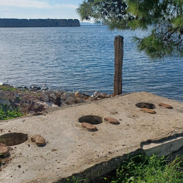 &lt;p&gt;Čučavac s najljepšim pogledom na svijetu - gleda na UNESCO-ovu Tvrđavu sv. Nikole&lt;/p&gt;