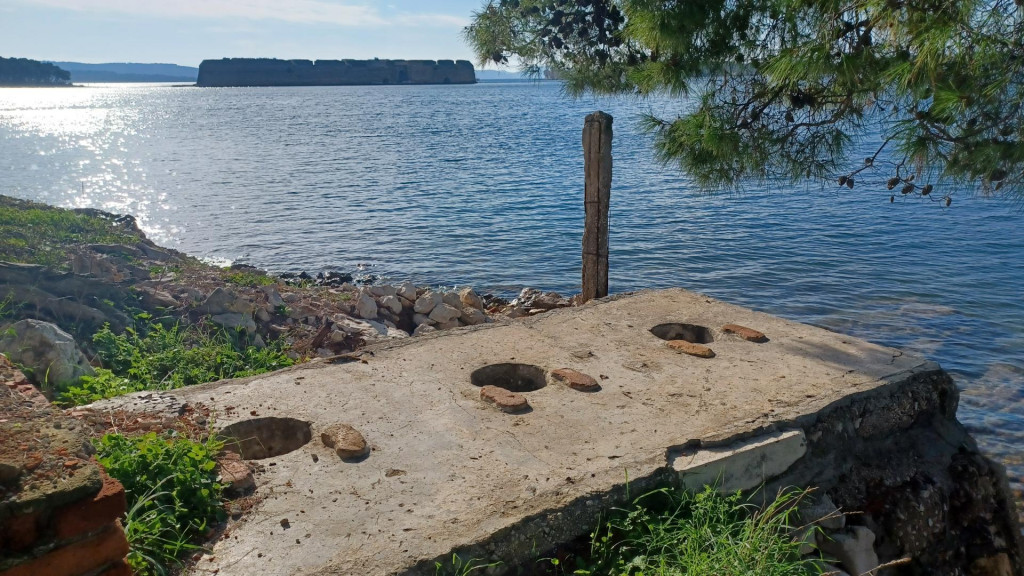 &lt;p&gt;Čučavac s najljepšim pogledom na svijetu - gleda na UNESCO-ovu Tvrđavu sv. Nikole&lt;/p&gt;