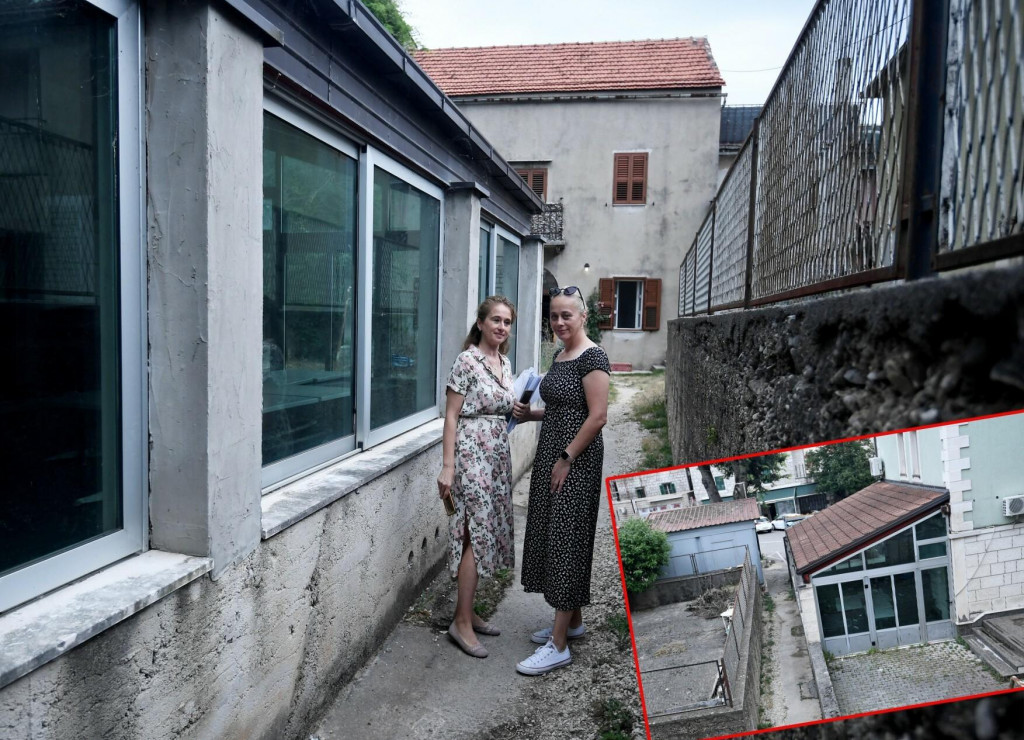 &lt;p&gt;Sestre Danijela Topić i Željka Smoljko pored bespravnog objekta koji im je suzio prolaz do kuće&lt;/p&gt;