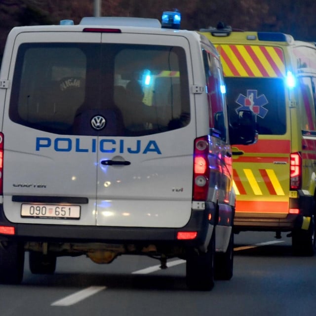 &lt;p&gt;Rijeka,230323.&lt;br&gt;
Izmjestanje avionske bombe pronadjene na gradilistu u Zvonimirovoj ulici do Kamenjaka, gdje ce biti neutralizirana. U akciji sudjeluju pirotehnicari specijalne policije sa svim ostalim dezurnim sluzbama.&lt;br&gt;