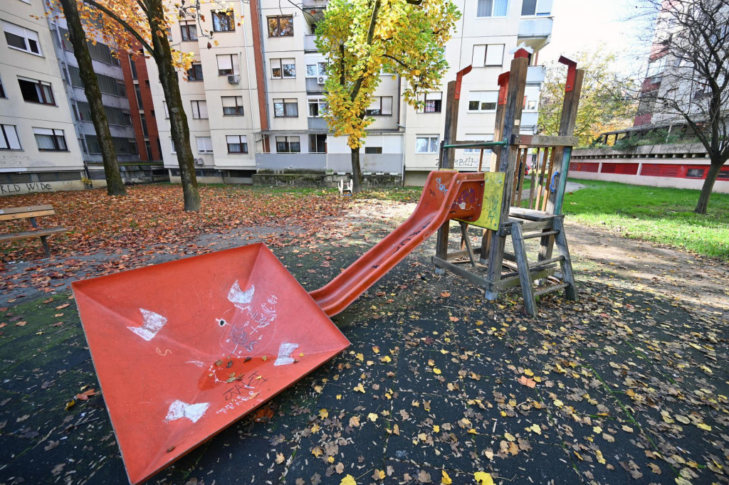 &lt;p&gt;Drvena penjalica s toboganom pala je od eksplozije u noći sa subote na nedjelju&lt;/p&gt;