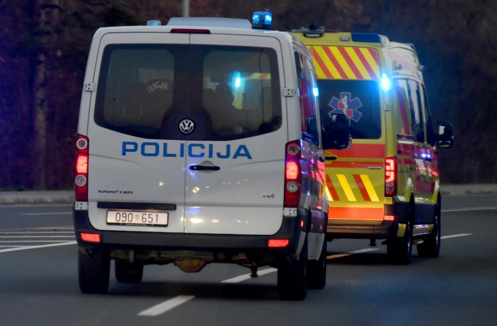 &lt;p&gt;Rijeka,230323.&lt;br&gt;
Izmjestanje avionske bombe pronadjene na gradilistu u Zvonimirovoj ulici do Kamenjaka, gdje ce biti neutralizirana. U akciji sudjeluju pirotehnicari specijalne policije sa svim ostalim dezurnim sluzbama.&lt;br&gt;