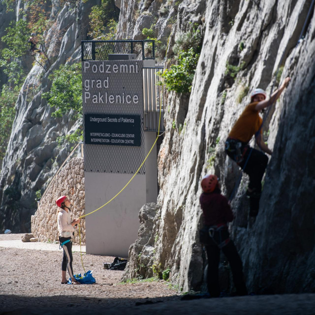 &lt;p&gt;Paklenica, Starigrad, 181022.&lt;br&gt;
U srpnju ove godine otvoren je Podzemni grad Paklenice, moderan i interatkivan posjetiteljski centar koji je uredjen kao dio velikog europskog projekta - Podzemni grad u srcu Velebita: razvoj cjelogodisnjeg odrzivog i sigurnog turizma u NP Paklenica i sirem velebitskom podrucju.&lt;br&gt;