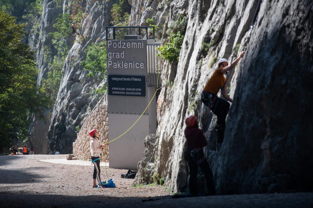 &lt;p&gt;Paklenica, Starigrad, 181022.&lt;br&gt;
U srpnju ove godine otvoren je Podzemni grad Paklenice, moderan i interatkivan posjetiteljski centar koji je uredjen kao dio velikog europskog projekta - Podzemni grad u srcu Velebita: razvoj cjelogodisnjeg odrzivog i sigurnog turizma u NP Paklenica i sirem velebitskom podrucju.&lt;br&gt;