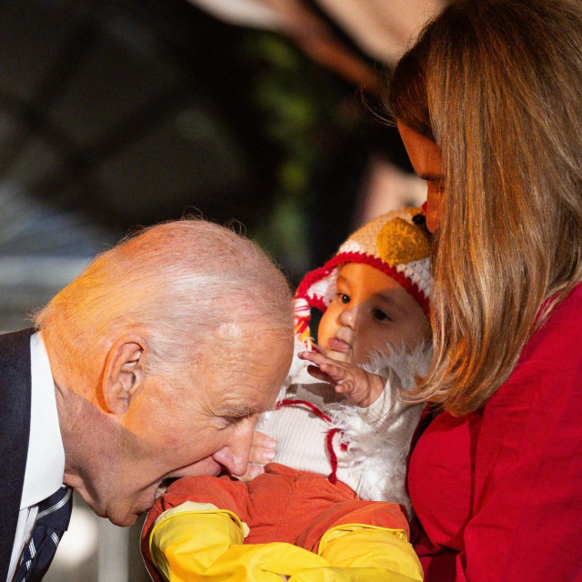 &lt;p&gt;Joe Biden iz zezancije grize bebu &lt;/p&gt;