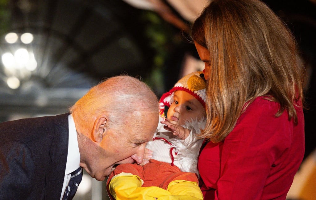 &lt;p&gt;Joe Biden iz zezancije grize bebu &lt;/p&gt;