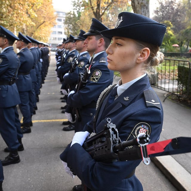 &lt;p&gt;Počasna postrojba čeka predsjednika nakon ugodne i kratke vožnje s Pantovčaka...&lt;/p&gt;

&lt;p&gt;GORAN MEHKEK/CROPIX&lt;/p&gt;