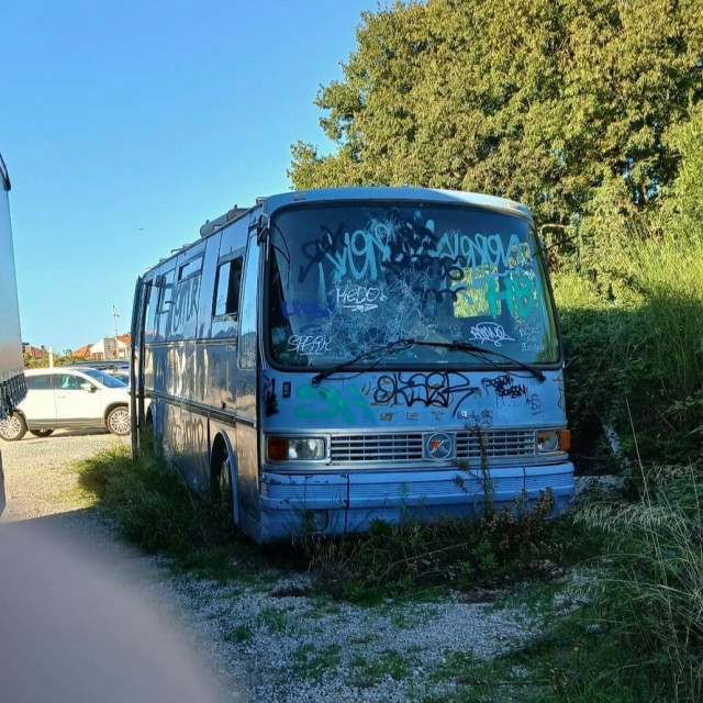 &lt;p&gt;Napušteni autobus&lt;/p&gt;