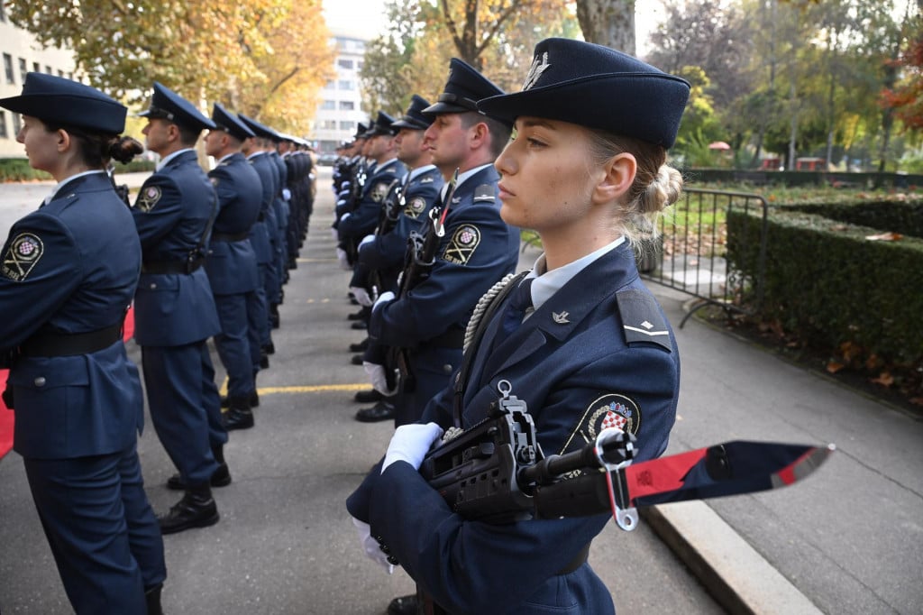 &lt;p&gt;Počasna postrojba čeka predsjednika nakon ugodne i kratke vožnje s Pantovčaka...&lt;/p&gt;

&lt;p&gt;GORAN MEHKEK/CROPIX&lt;/p&gt;