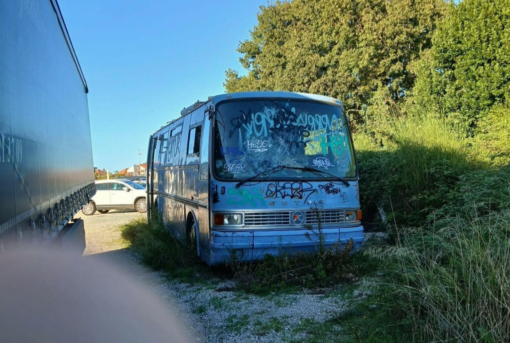 &lt;p&gt;Napušteni autobus&lt;/p&gt;