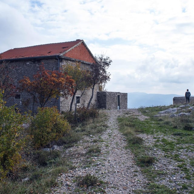 &lt;p&gt;Na fotografiji: Kameni tornjevi Velebita Tulove grede, na staroj makadamskoj Majstorskoj cesti koja vodi od Obrovca preko Velebita. Ostaci nekadasnjih svratista i obiteljskih kuca&lt;/p&gt;