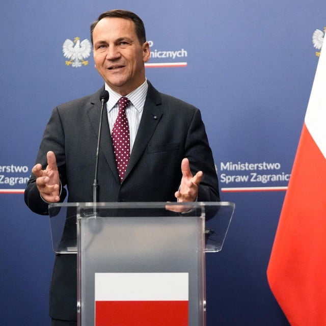 &lt;p&gt;Radoslaw Sikorski iznio je prijedlog poljske vlade za obrambeni zajam Ukrajini, da kupi vojnu opremu od poljskih proizvođača oružja na kredit i da vrati taj novac tijekom obnove&lt;/p&gt;