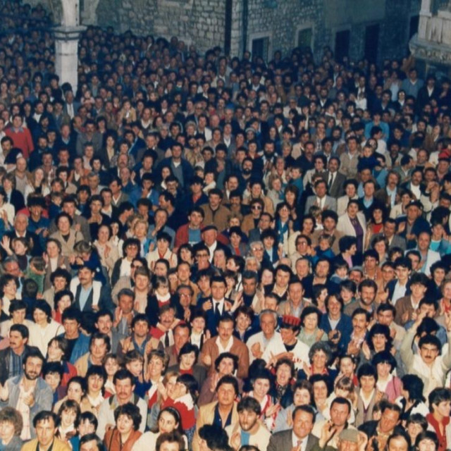 &lt;p&gt;A tko bi ovo mogao snimiti? - Protestni skup Šibenčana ispred gradske lože 1983. nakon otete titule&lt;/p&gt;