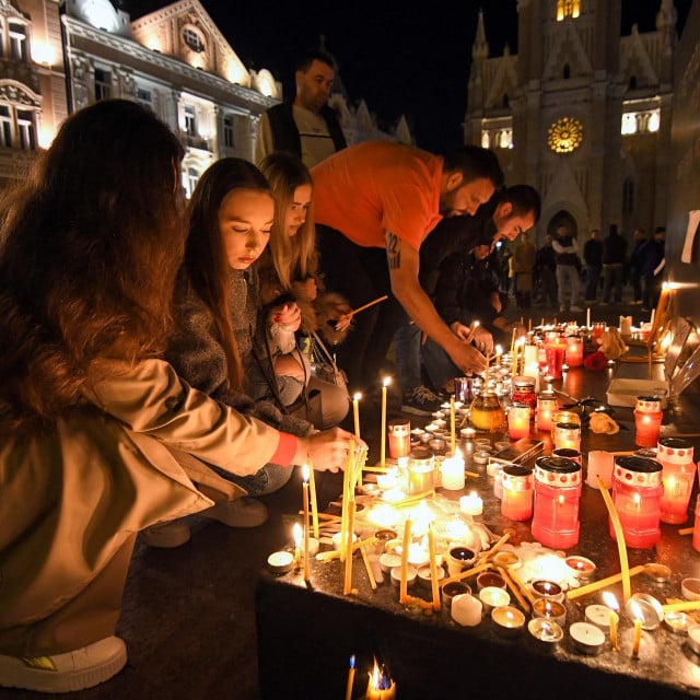 &lt;p&gt;U urušavanju nadstrešnice prednjeg dijela željezničkog kolodvora u Novom Sadu poginulo je 14 ljudi&lt;/p&gt;