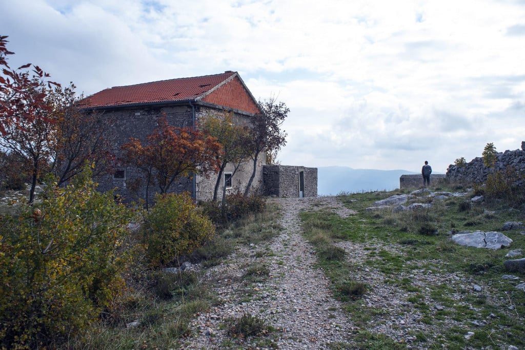 &lt;p&gt;Na fotografiji: Kameni tornjevi Velebita Tulove grede, na staroj makadamskoj Majstorskoj cesti koja vodi od Obrovca preko Velebita. Ostaci nekadasnjih svratista i obiteljskih kuca&lt;/p&gt;