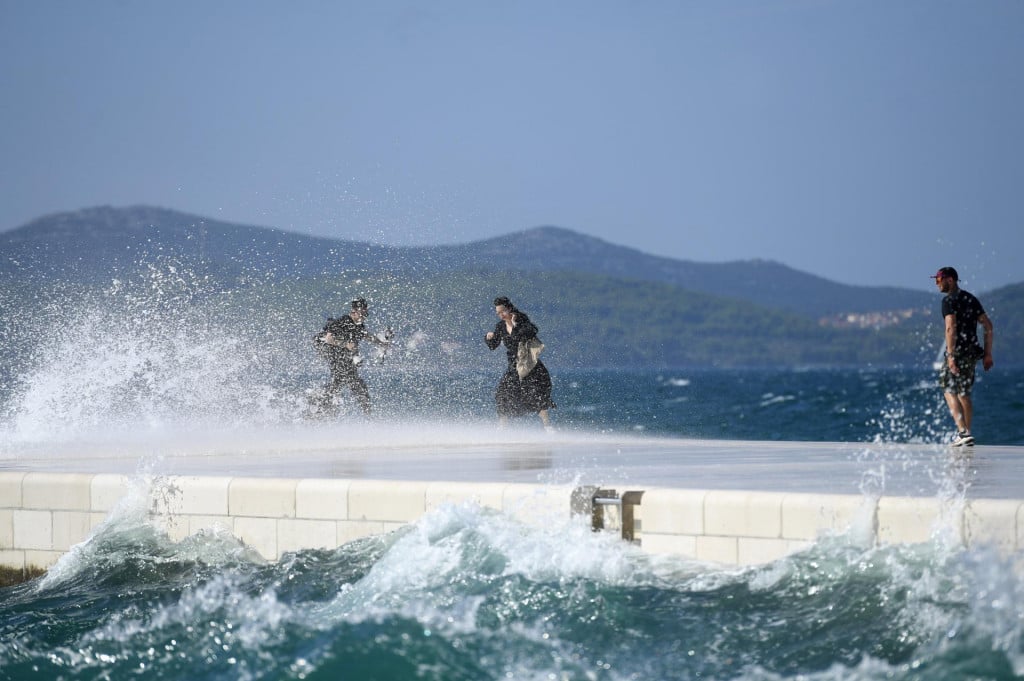 &lt;p&gt;Zadar, 270924.&lt;br&gt;
Jugo i veliki valovi na zadarskoj rivi.&lt;br&gt;