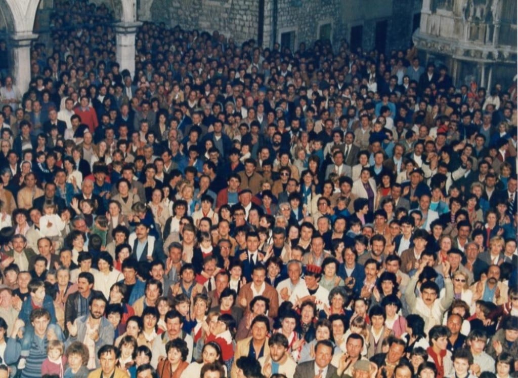 &lt;p&gt;A tko bi ovo mogao snimiti? - Protestni skup Šibenčana ispred gradske lože 1983. nakon otete titule&lt;/p&gt;