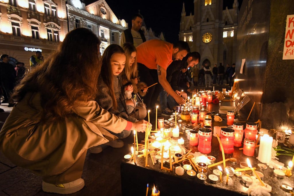 &lt;p&gt;U urušavanju nadstrešnice prednjeg dijela željezničkog kolodvora u Novom Sadu poginulo je 14 ljudi&lt;/p&gt;