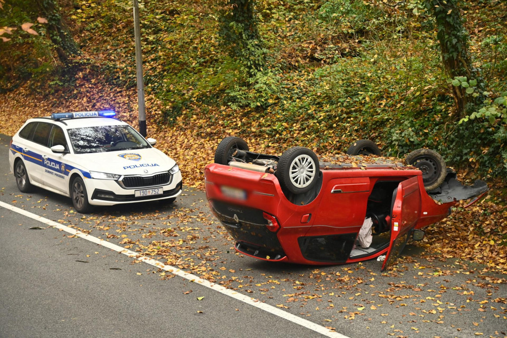 &lt;p&gt;Crveni Twingo završio je na krovu&lt;/p&gt;