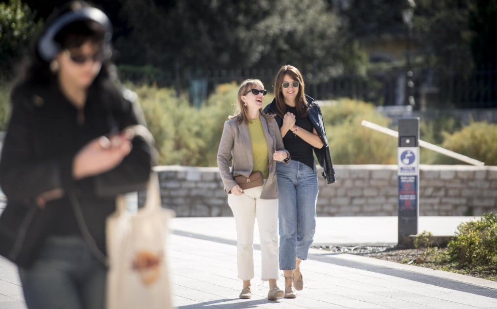 &lt;p&gt;Sibenik, 021124.&lt;br&gt;
Gradjani i turisti iskoristili suncani dan za setnju gradom.&lt;br&gt;