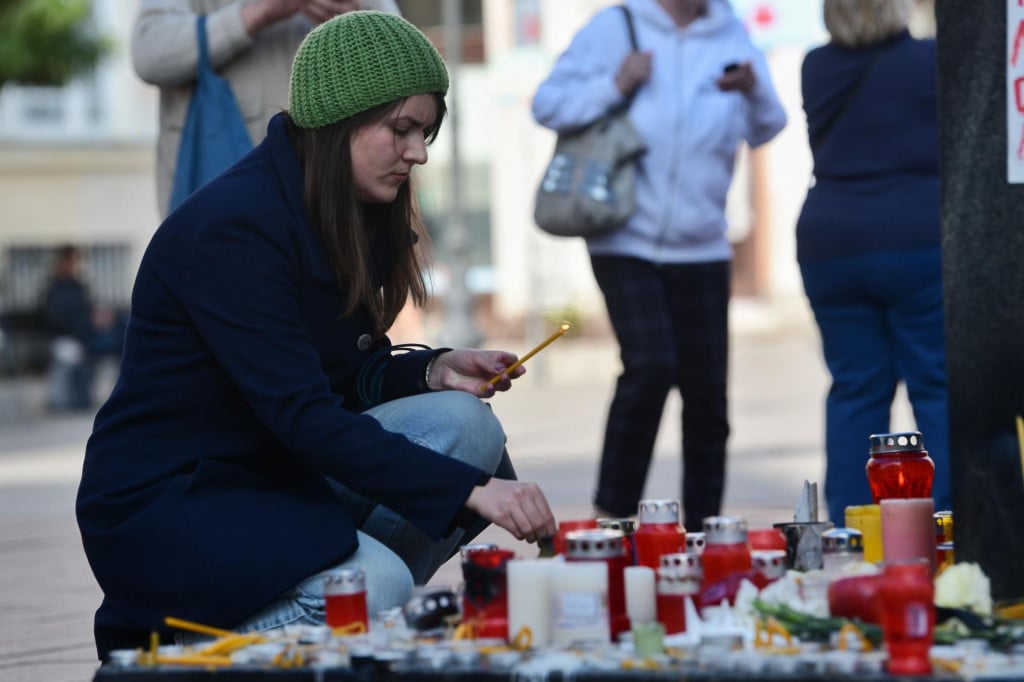 &lt;p&gt;Dan nakon velike tragedije, građani odaju počast žrtvama cvijećem i svijećama&lt;/p&gt;