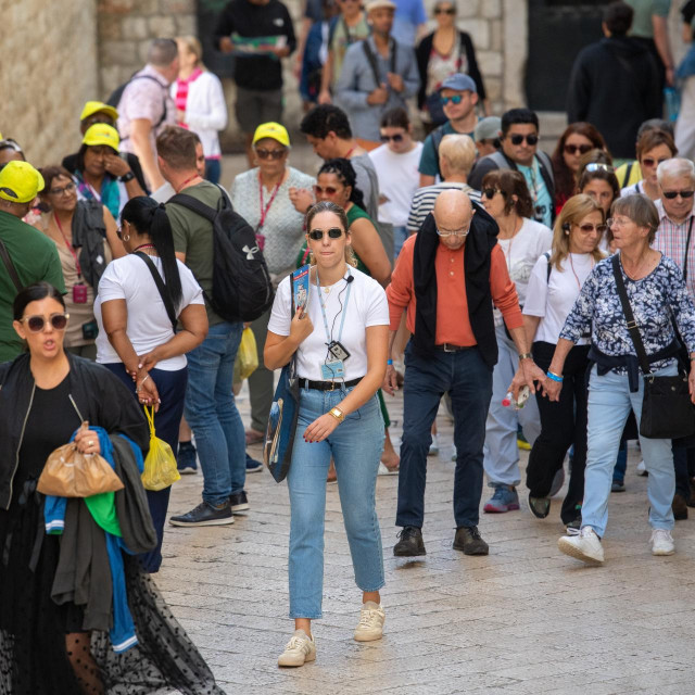 &lt;p&gt;Dubrovnik, 131024. Nedjeljna spica u gradu. Gradjani i turisti u setnji.