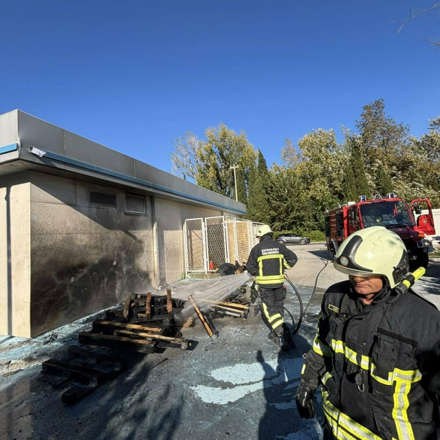 &lt;p&gt;Vatrogasci intervenirali na požaru smeća na benzinskoj pumpi u Kuparima&lt;/p&gt;