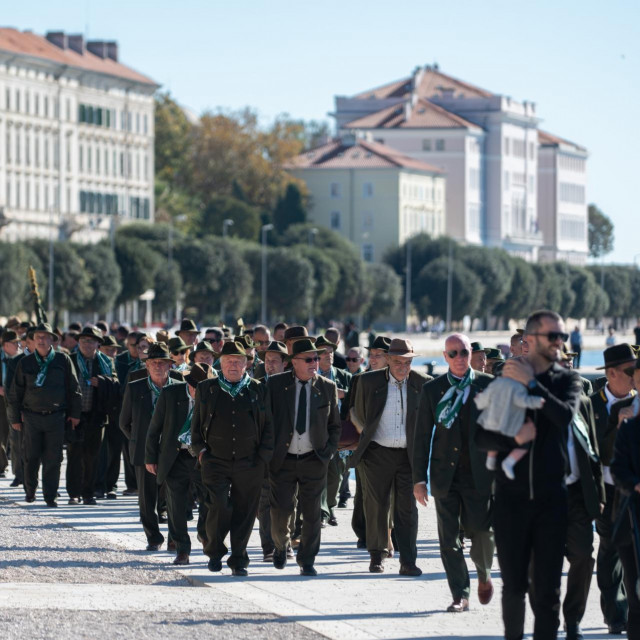 &lt;p&gt;Zadar, 031124 U organizaciji Hrvatskog lovackog saveza uz domacina Lovacki savez Zadarske zupanije te potporu Grada i Zupanije, preko 1000 lovaca u Zadru slavi spomendan Sv. Huberta, zastitnika lovaca i lovstva. Na fotografiji: smimanje milenijske fotografije Sime Strikomana na Forumu.