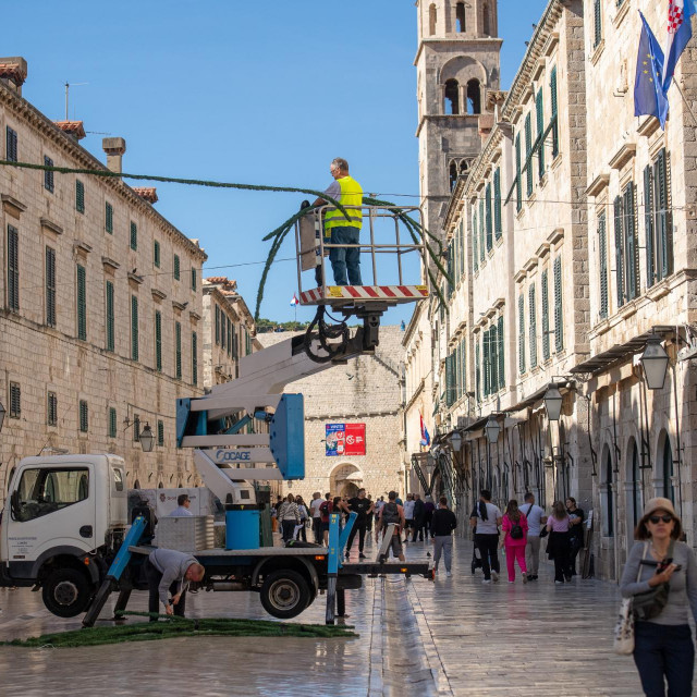 &lt;p&gt;Dubrovnik, 031124.&lt;br&gt;
Gradjani i turisti u setnji suncanim Stradunom.&lt;br&gt;