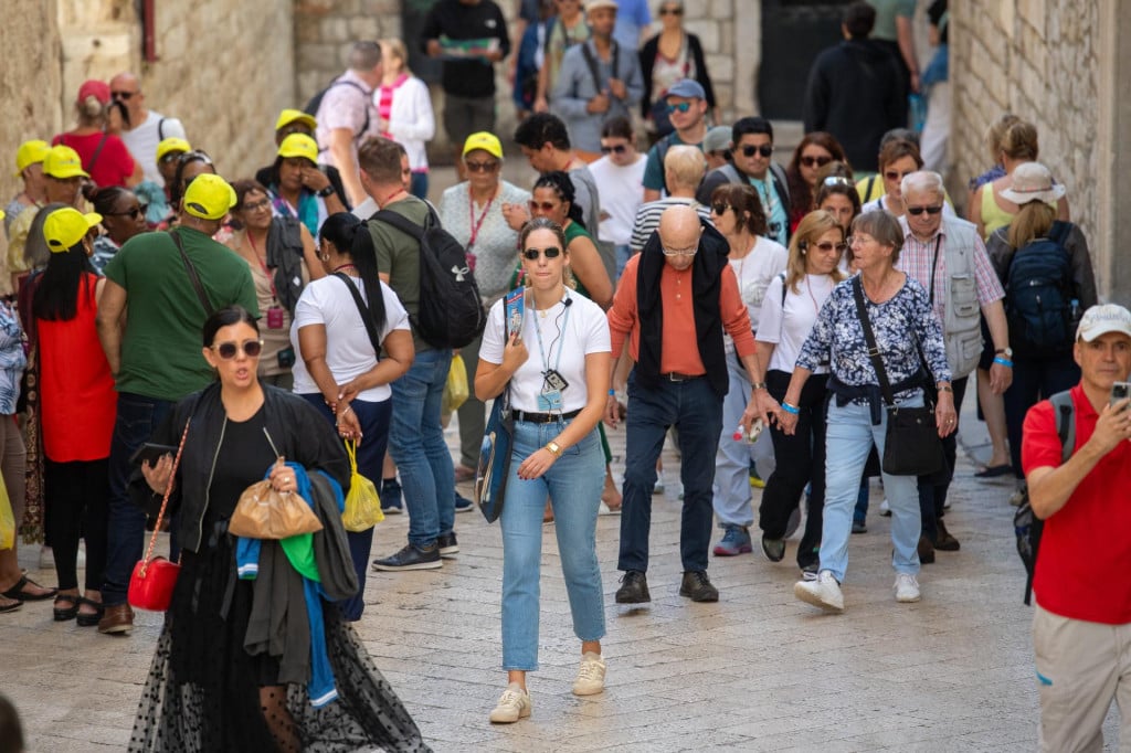 &lt;p&gt;Dubrovnik, 131024. Nedjeljna spica u gradu. Gradjani i turisti u setnji.