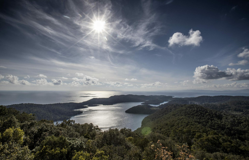 &lt;p&gt;Otok Mljet, 200421.&lt;br&gt;
Nacionalni park Mljet.&lt;br&gt;
Na fotografiji: Pogled na Veliko i Malo jezero sa vrha Montokuc.&lt;br&gt;