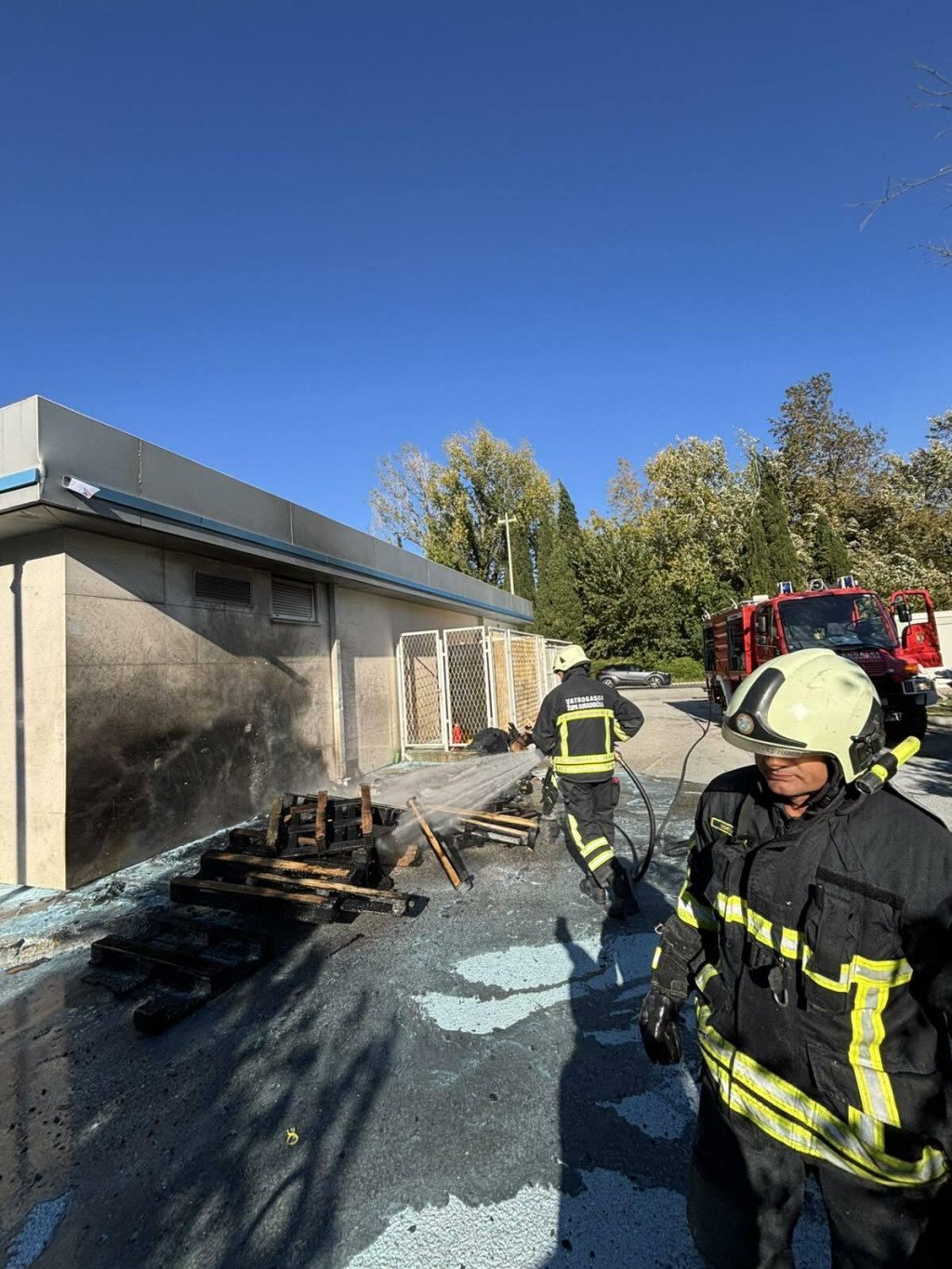 &lt;p&gt;Vatrogasci intervenirali na požaru smeća na benzinskoj pumpi u Kuparima&lt;/p&gt;