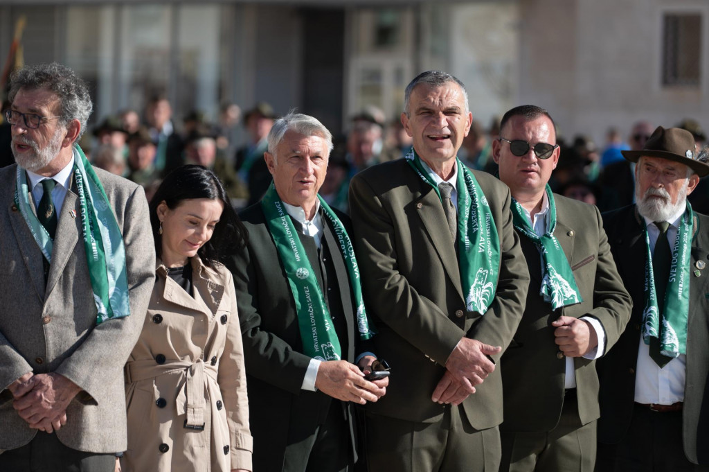 &lt;p&gt;Na fotografiji: smimanje milenijske fotografije Sime Strikomana na Forumu; ministar Radovan Fuchs, ministrica Marija Vuckovic, zupan Bozidar Longin, Nediljko Dujic, dozupan Sime Vickovic&lt;/p&gt;