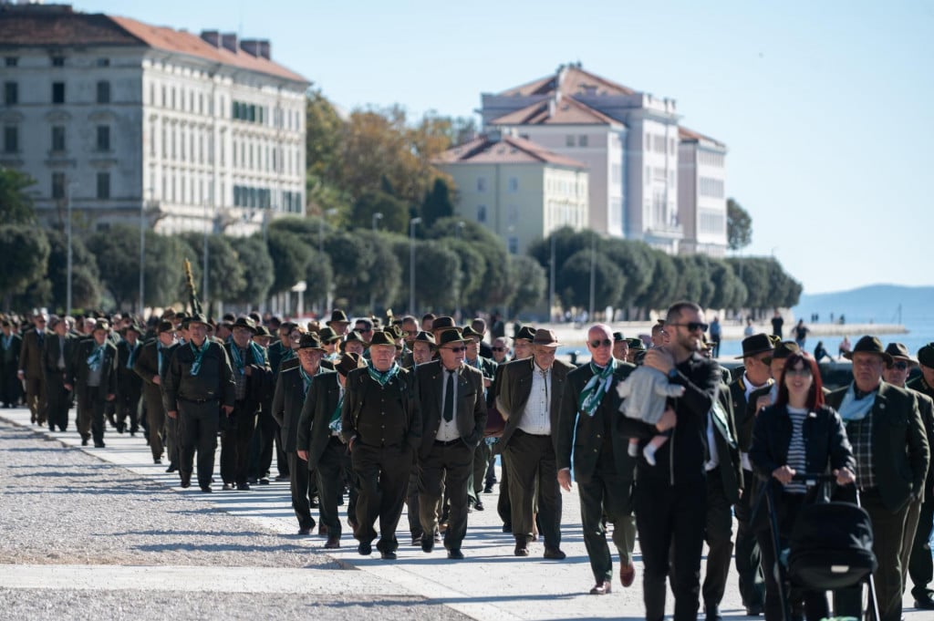 &lt;p&gt;Zadar, 031124 U organizaciji Hrvatskog lovackog saveza uz domacina Lovacki savez Zadarske zupanije te potporu Grada i Zupanije, preko 1000 lovaca u Zadru slavi spomendan Sv. Huberta, zastitnika lovaca i lovstva. Na fotografiji: smimanje milenijske fotografije Sime Strikomana na Forumu.