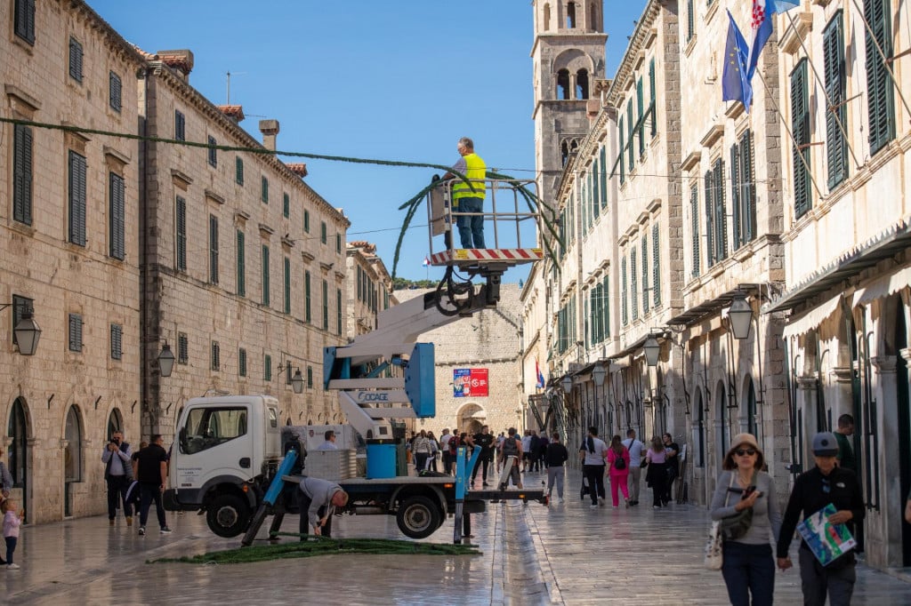 &lt;p&gt;Dubrovnik, 031124.&lt;br&gt;
Gradjani i turisti u setnji suncanim Stradunom.&lt;br&gt;