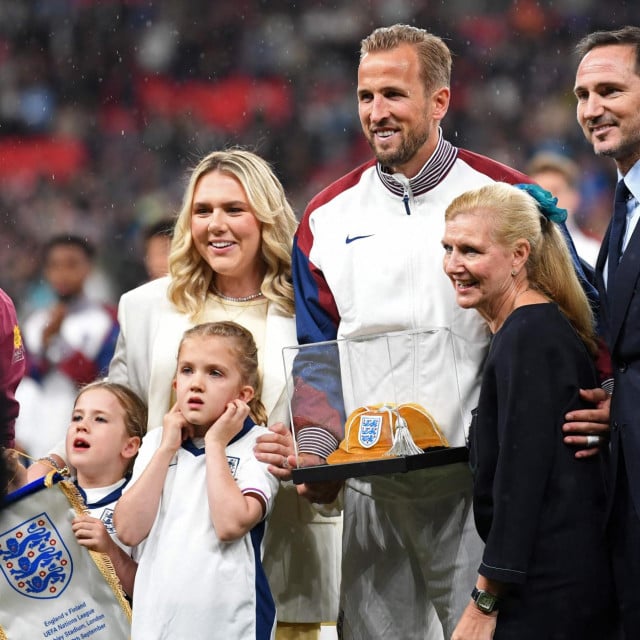 &lt;p&gt;Engleski napadač Harry Kane s djecom, Ashley Cole i Frank Lampard&lt;/p&gt;