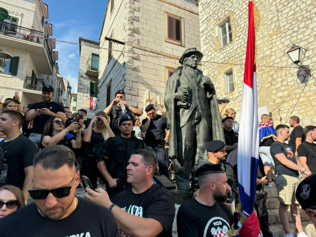 &lt;p&gt;Interventni policajci čuvaju spomenik Tinu Ujeviću u Imotskome&lt;/p&gt;