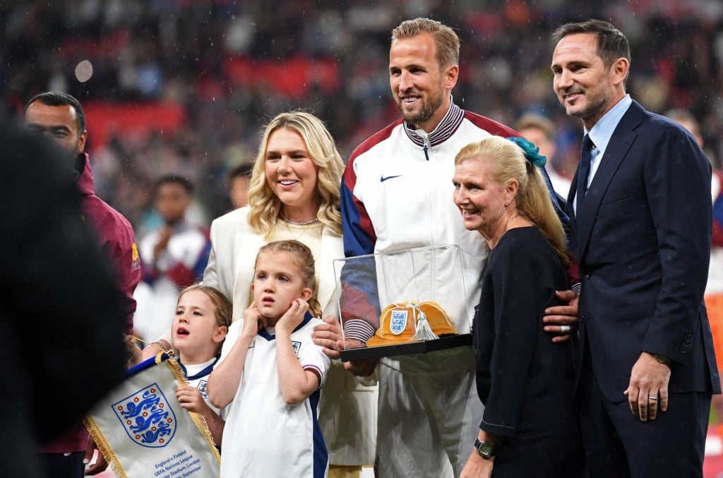 &lt;p&gt;Engleski napadač Harry Kane s djecom, Ashley Cole i Frank Lampard&lt;/p&gt;