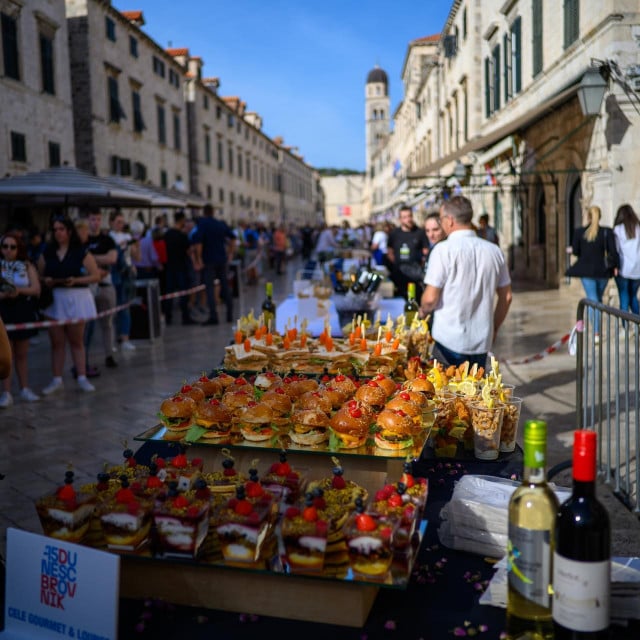 &lt;p&gt;U sklopu Good food festivala 2024 održana je humanitarna Dubrovačka trpeza duž cijelog Straduna&lt;/p&gt;