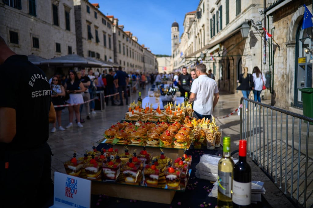 &lt;p&gt;U sklopu Good food festivala 2024 održana je humanitarna Dubrovačka trpeza duž cijelog Straduna&lt;/p&gt;