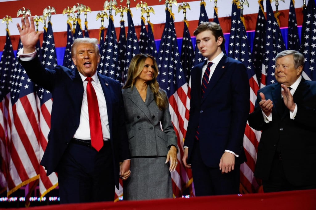 &lt;p&gt;Donald Trump uz suprugu Melaniju i sina Barrona nakon pobjede na izborima&lt;/p&gt;