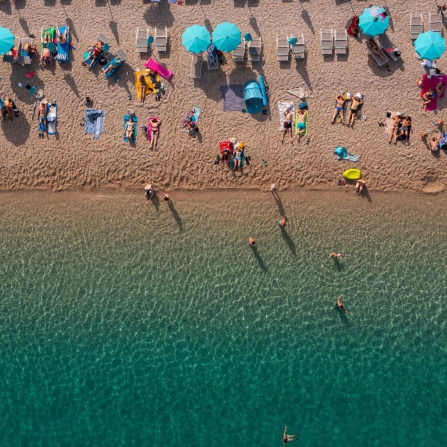 &lt;p&gt;Bol, otok Brac, 210623.&lt;br&gt;
Turisticko mjesto Bol biljezi znacajan pad u dolasku turista tijekom lipnja u odnosu na protekle godine.&lt;br&gt;
Na fotografiji: popodnevni prizor sa plaze Zlatni rat.&lt;br&gt;