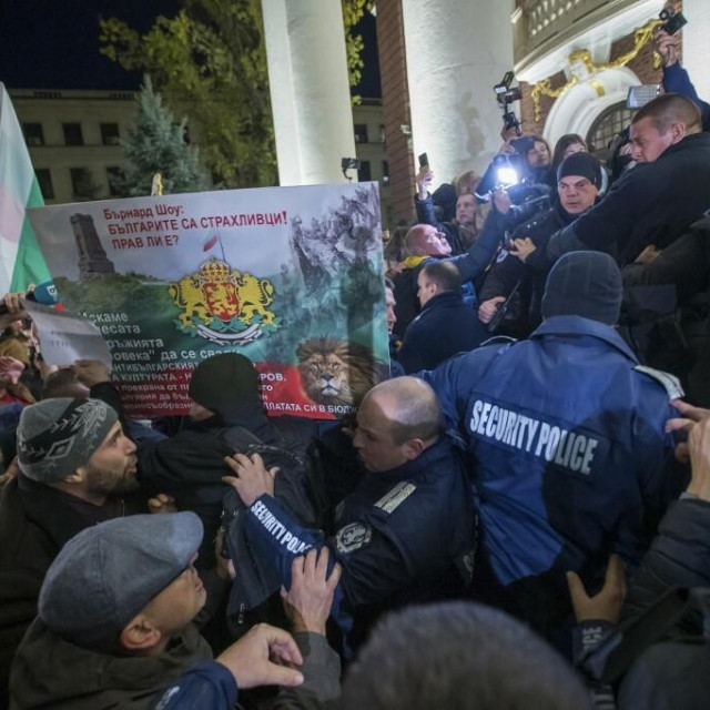 &lt;p&gt;Prosvjednici su pokušali prodrijeti u kazalište&lt;/p&gt;