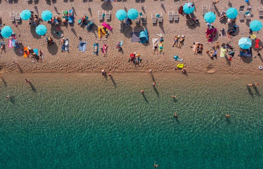 &lt;p&gt;Bol, otok Brac, 210623.&lt;br&gt;
Turisticko mjesto Bol biljezi znacajan pad u dolasku turista tijekom lipnja u odnosu na protekle godine.&lt;br&gt;
Na fotografiji: popodnevni prizor sa plaze Zlatni rat.&lt;br&gt;