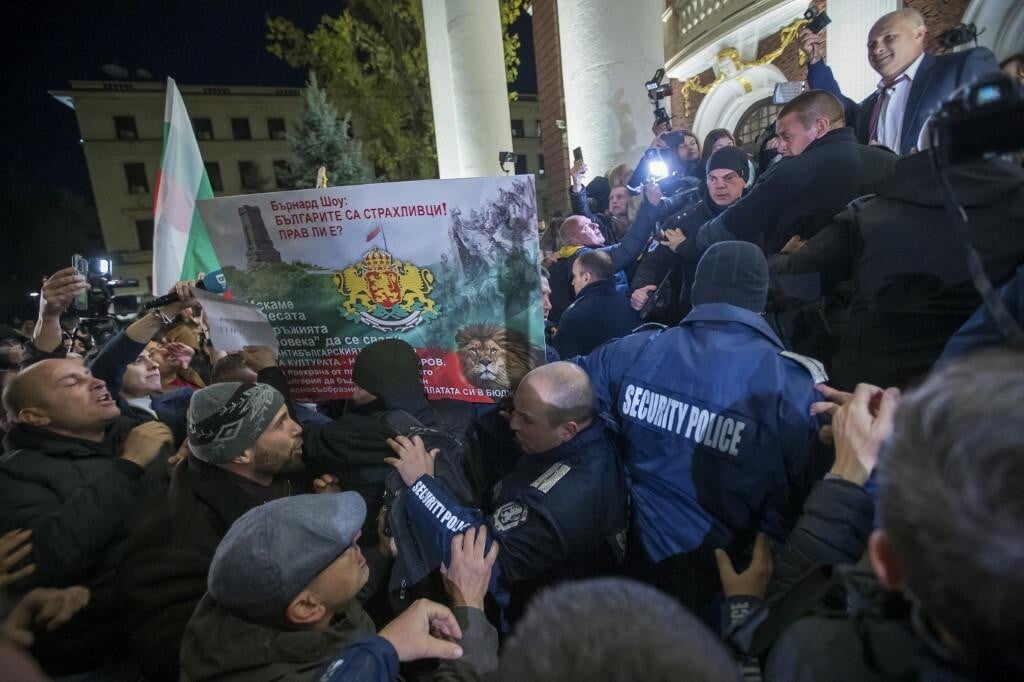 &lt;p&gt;Prosvjednici su pokušali prodrijeti u kazalište&lt;/p&gt;