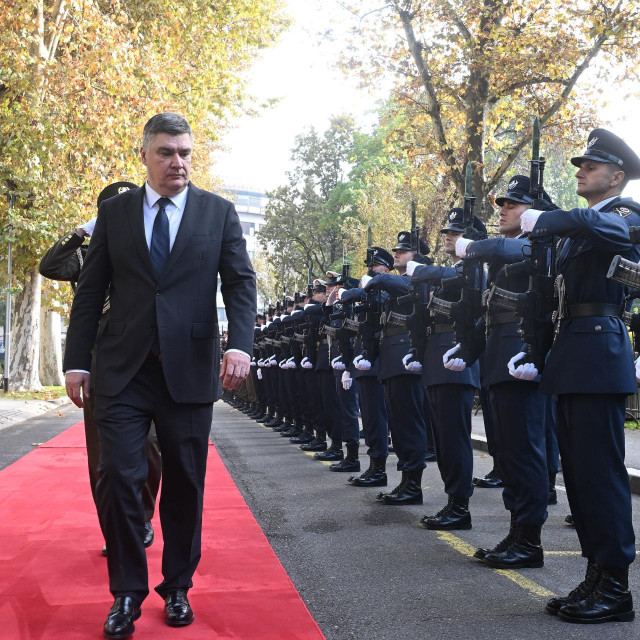 &lt;p&gt;Zagreb, 311024.&lt;br&gt;
Kresimirov trg.&lt;br&gt;
Zoran Milanovic, predsjednik republike Hrvatske odrzao je sastanak s nacelnikom glavnog stozera OSRH i njegovim suradnicima.&lt;br&gt;
Na fotografiji: dolazak predsjednika Zorana Milanovica.&lt;br&gt;